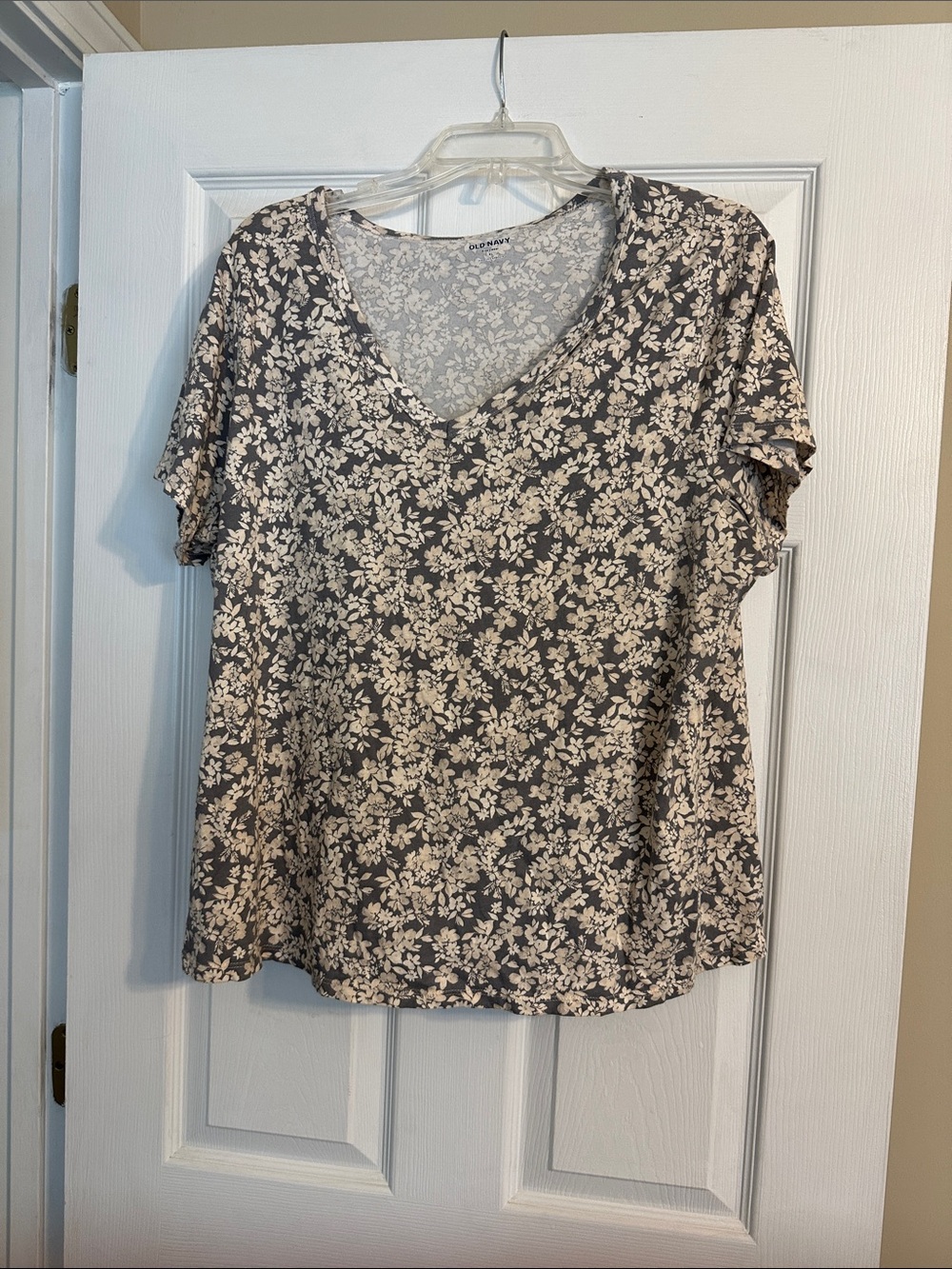 Women’s Floral V-Neck Top - Gray Cream